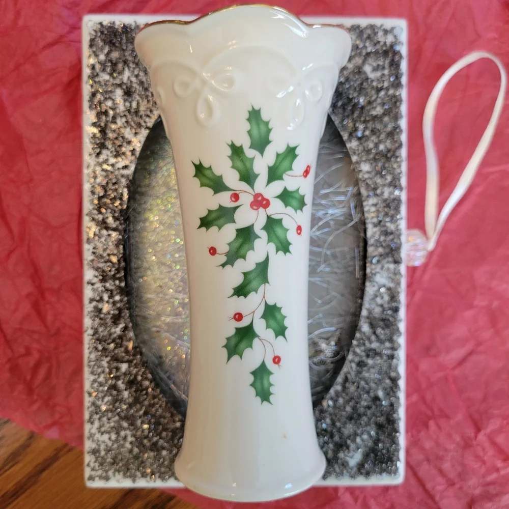 Lenox Holiday Vase ~ Dimension Collection ~ Holly ~ Christmas ~ Pretty